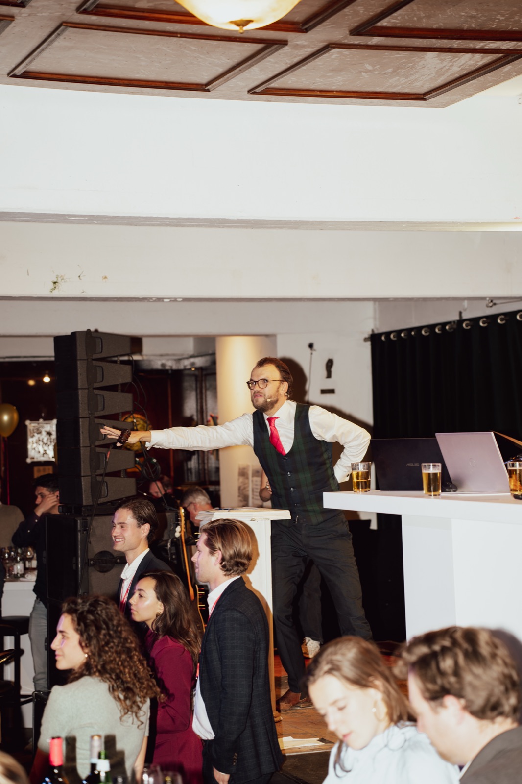De veilingmeester op het podium tijdens de veilingavond
